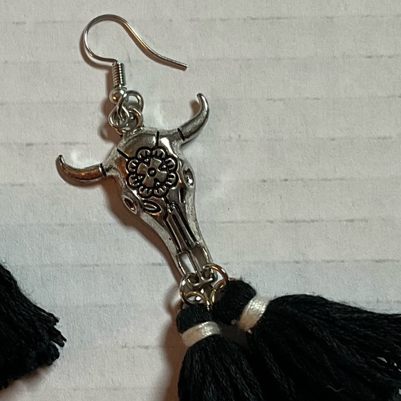 Bullhead Tassel Lightweight Earrings - Picture 5 of 5